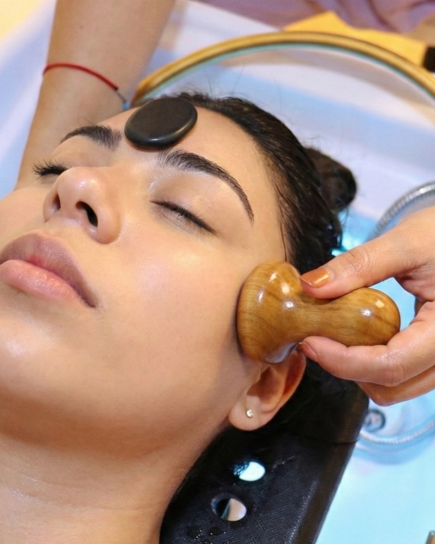 Clienta recibiendo un tratamiento facial en Alma Mía