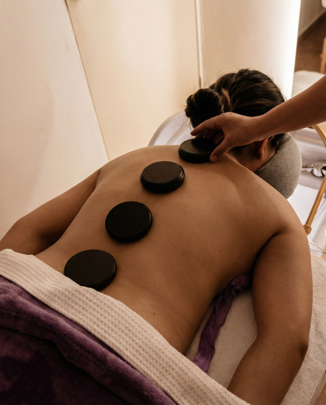 Terapeuta realizando un tratamiento de bienestar en Alma Mía